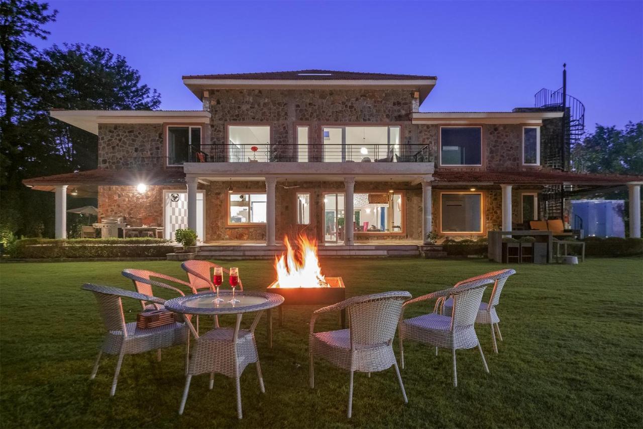 Stayvista At The Banyan Abode With Pool Table, Pet Friendly & Outdoor Pool Manesar Dış mekan fotoğraf