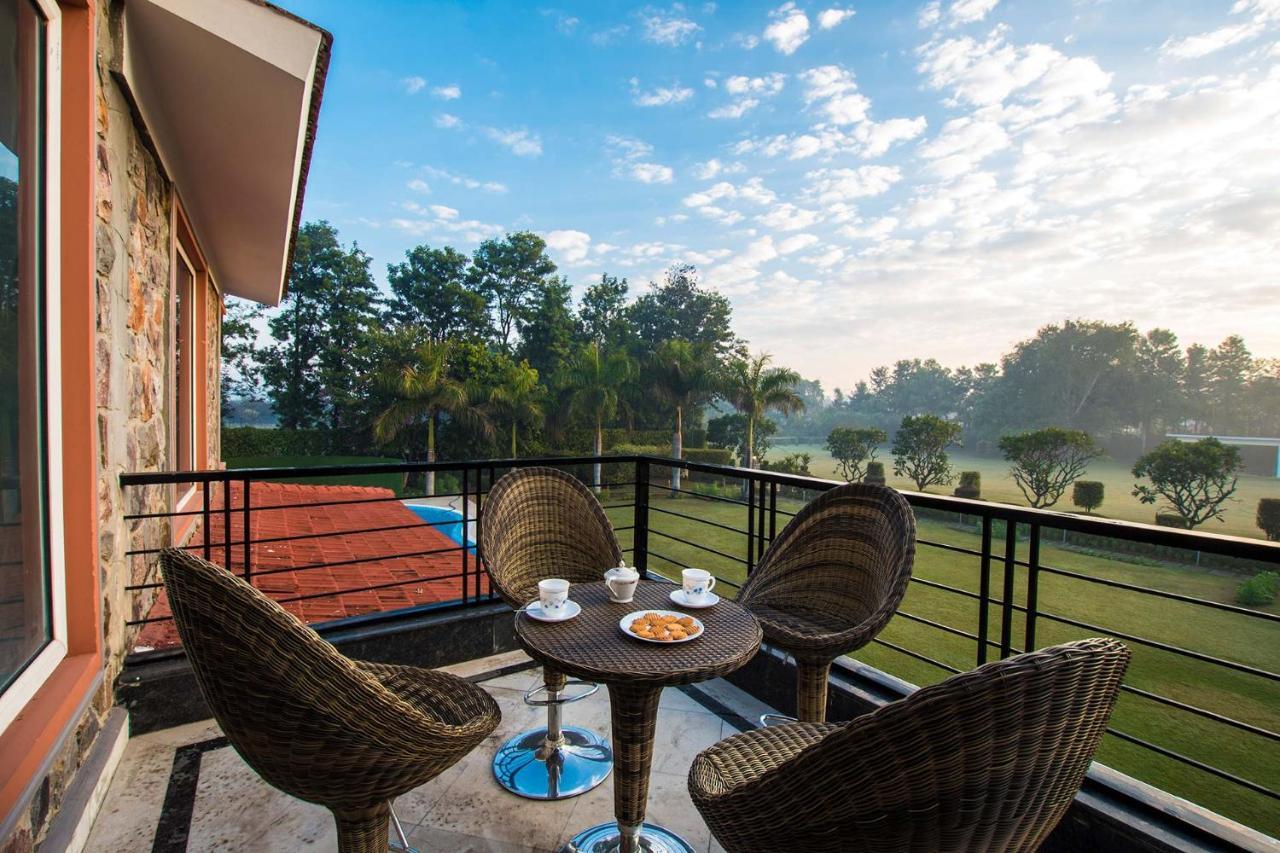 Stayvista At The Banyan Abode With Pool Table, Pet Friendly & Outdoor Pool Manesar Dış mekan fotoğraf
